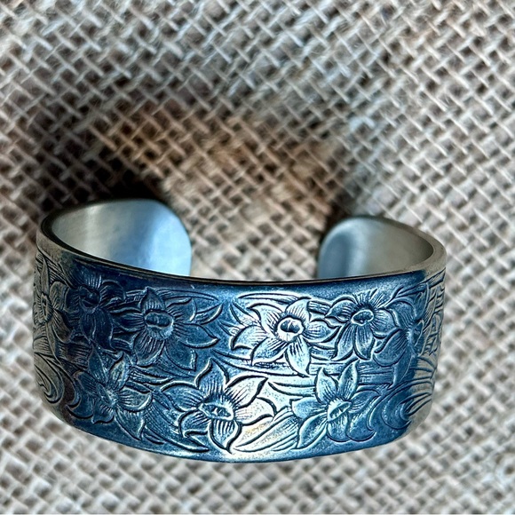 Jewelry - Salisbury Pewter Vintage Bracelet Flower of the Month March. Stunning!